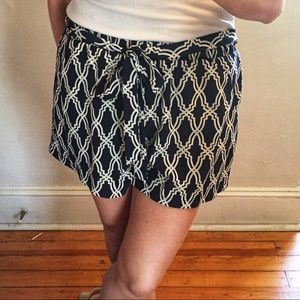 Blue/cream pattern shorts with tie